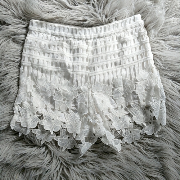 LOVE RICHE Floral Scalloped Lace Shorts White - Picture 1 of 8